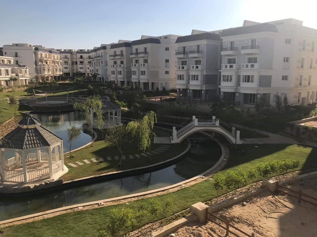 Town House in Mountain View October Park