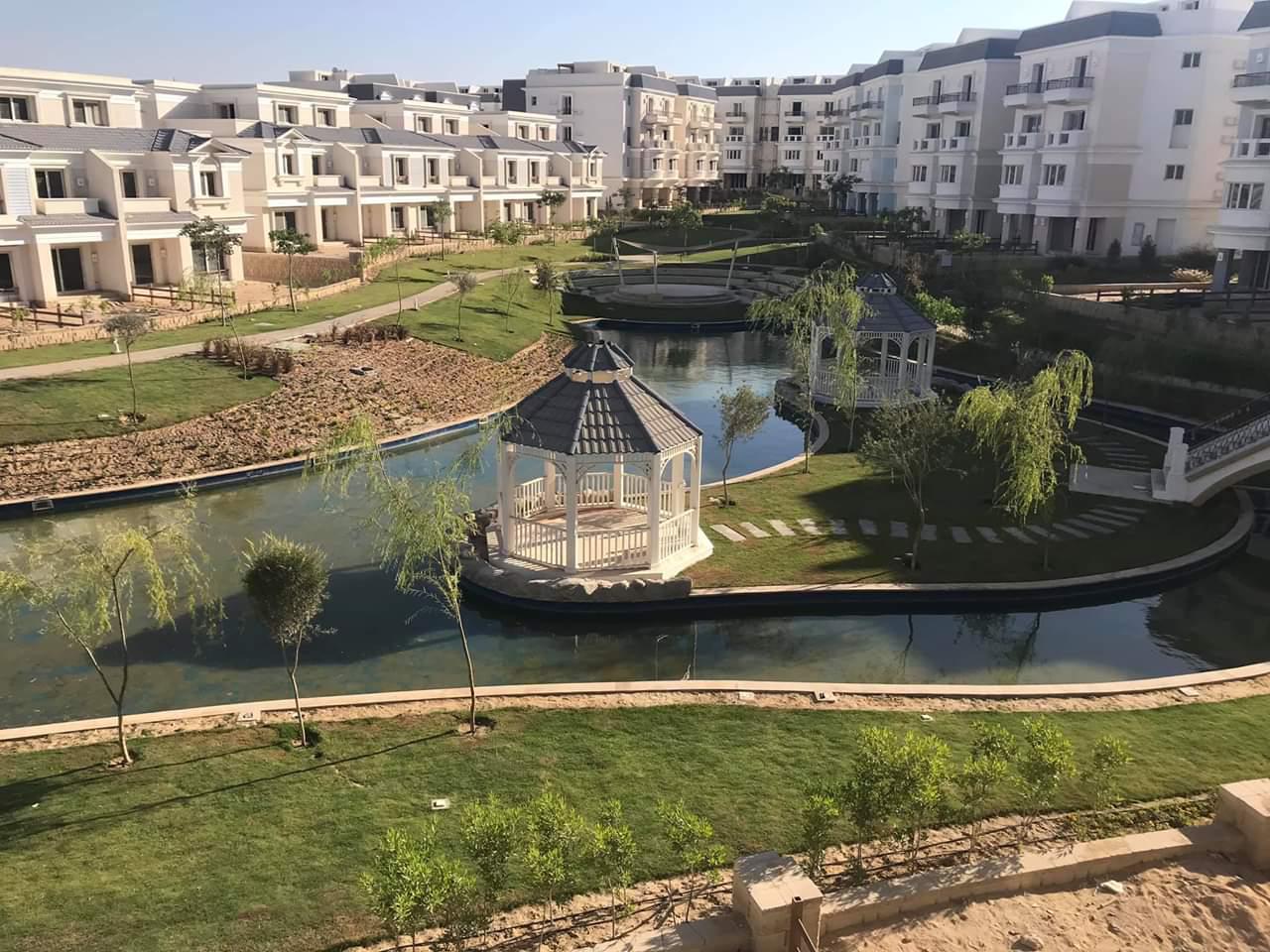 Town House in Mountain View October Park