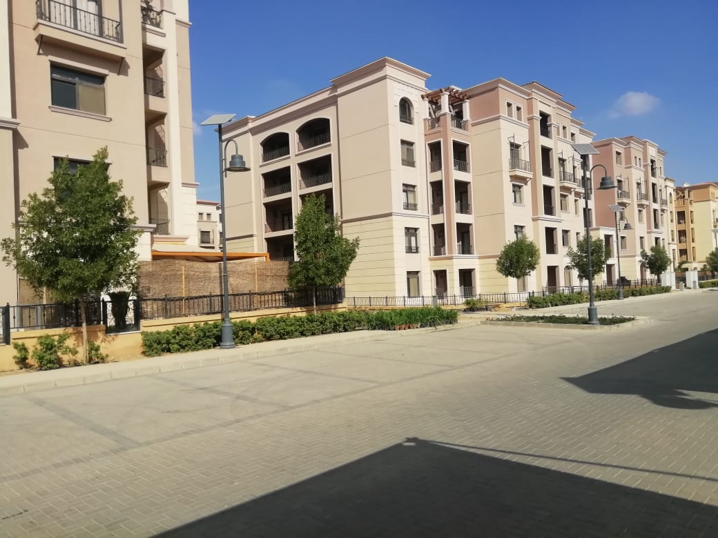 Apartment in mivida for sal3e