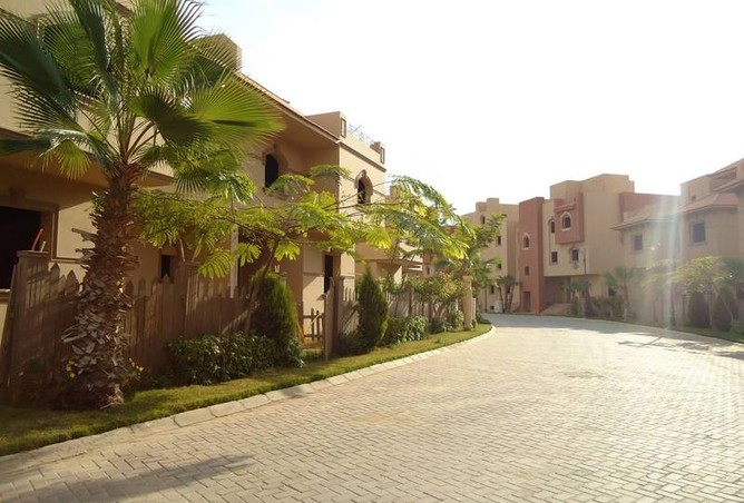 Twinhouse in moon valley 2 with roof
